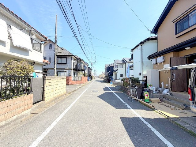 青梅市河辺町７丁目の中古一戸建の前面道路含む現地写真