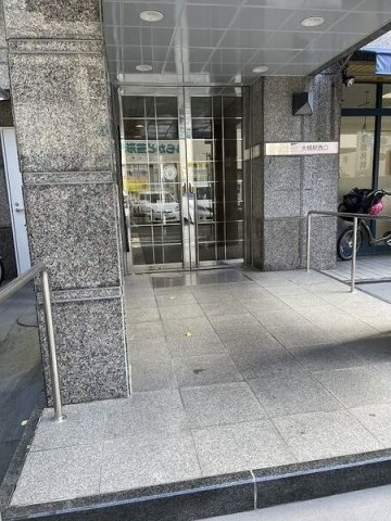 ビュークレスト大橋駅西口のエントランス