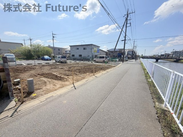 三郷市新和4丁目　建築条件無し売地　全1区画の前面道路含む現地写真|前面道路含む現地写真です。