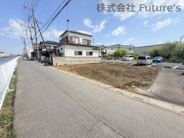 三郷市新和4丁目　建築条件無し売地　全1区画の前面道路含む現地写真|前面道路含む現地写真です。