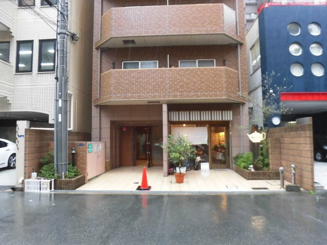 大阪市中央区徳井町２丁目の賃貸マンションのエントランス