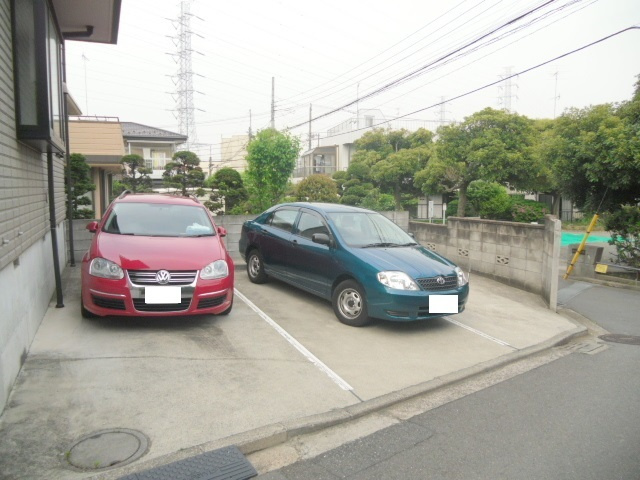 メゾンカルミアの駐車場