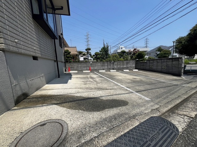 メゾンカルミアの駐車場