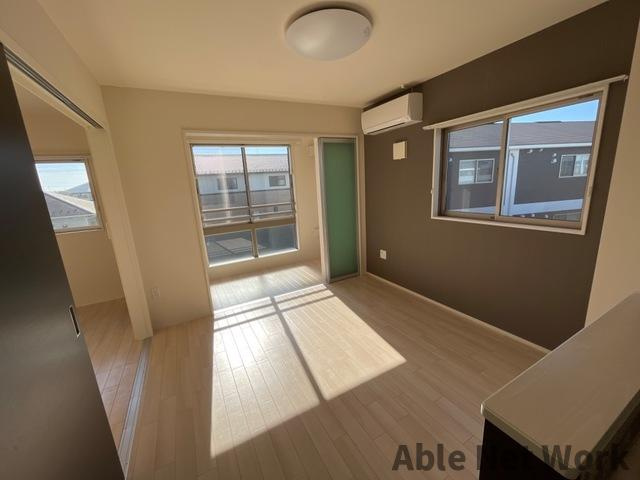 ボヌールの居間・リビング|別角度