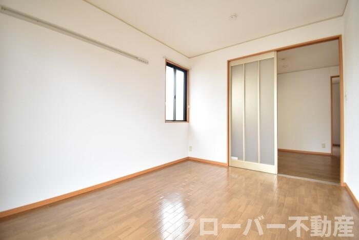 セジュール坂出の居間・リビング|南西洋室６帖