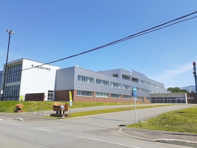 ヴィラ　ハピネスの周辺|上富良野小学校まで550m