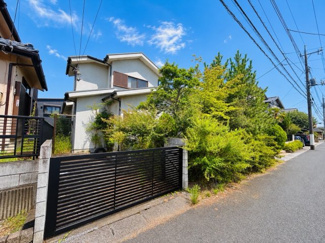 【外観】 | 市原市ちはら台南５丁目　古家付売地 | 現在は古家が建っております。
高低差も少なく自由設計に適した土地です。
解体についてもご相談下さい。