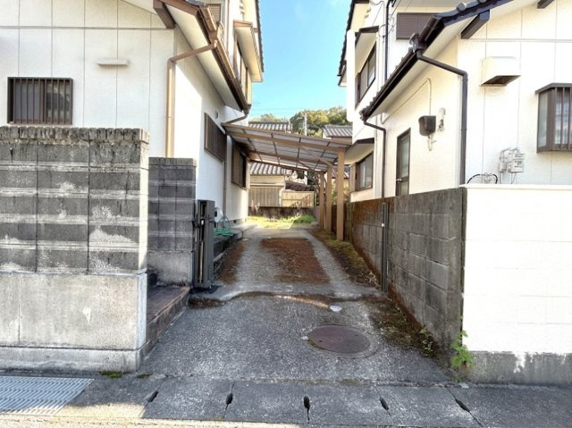 【新耐震適合】南国市岡豊町蒲原　中古一戸建ての駐車場|カーポート付！雨の日も濡れずに家に入ることができ便利です◎