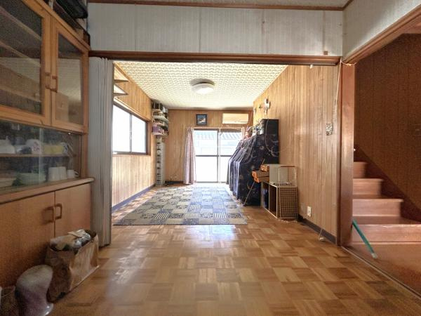 【新耐震適合】南国市岡豊町蒲原　中古一戸建ての居間・リビング|南向きの窓から光が差し込む、木の温もりあふれる空間♪