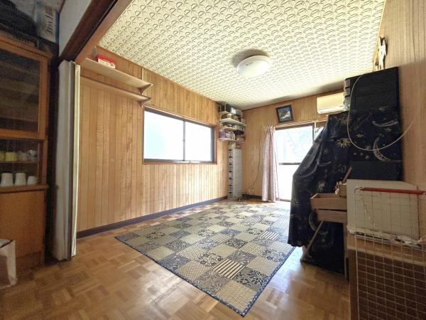 【新耐震適合】南国市岡豊町蒲原　中古一戸建ての居間・リビング|2面採光で明るく風通しの良い居室で、リラックス♪