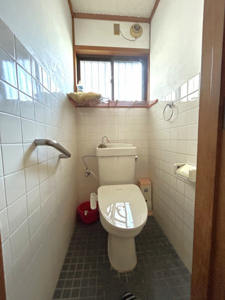 【新耐震適合】南国市岡豊町蒲原　中古一戸建てのトイレ|明るく、衛生的なトイレ空間