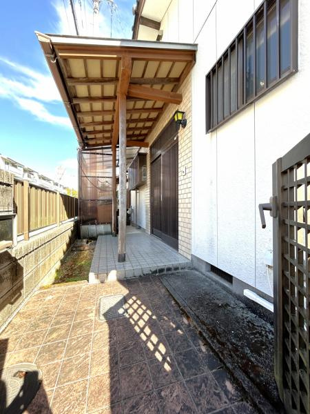【新耐震適合】南国市岡豊町蒲原　中古一戸建ての玄関|家族を温かく迎える、明るく開放的な玄関