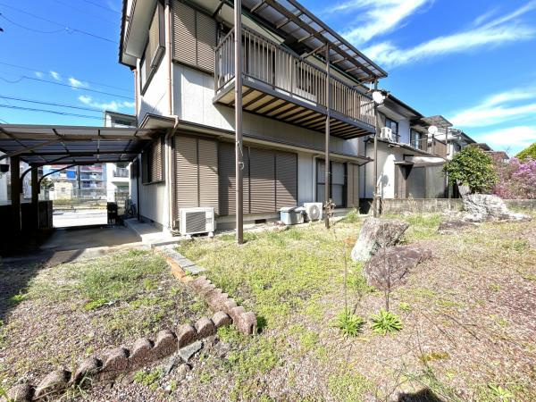 【新耐震適合】南国市岡豊町蒲原　中古一戸建ての庭|四季折々の自然を感じる、広々としたお庭♪