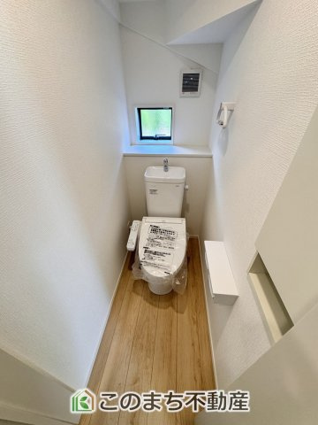 CRADLEGARDEN真岡市台町第10のトイレ|小窓から換気ができて清潔なトイレスペース☆