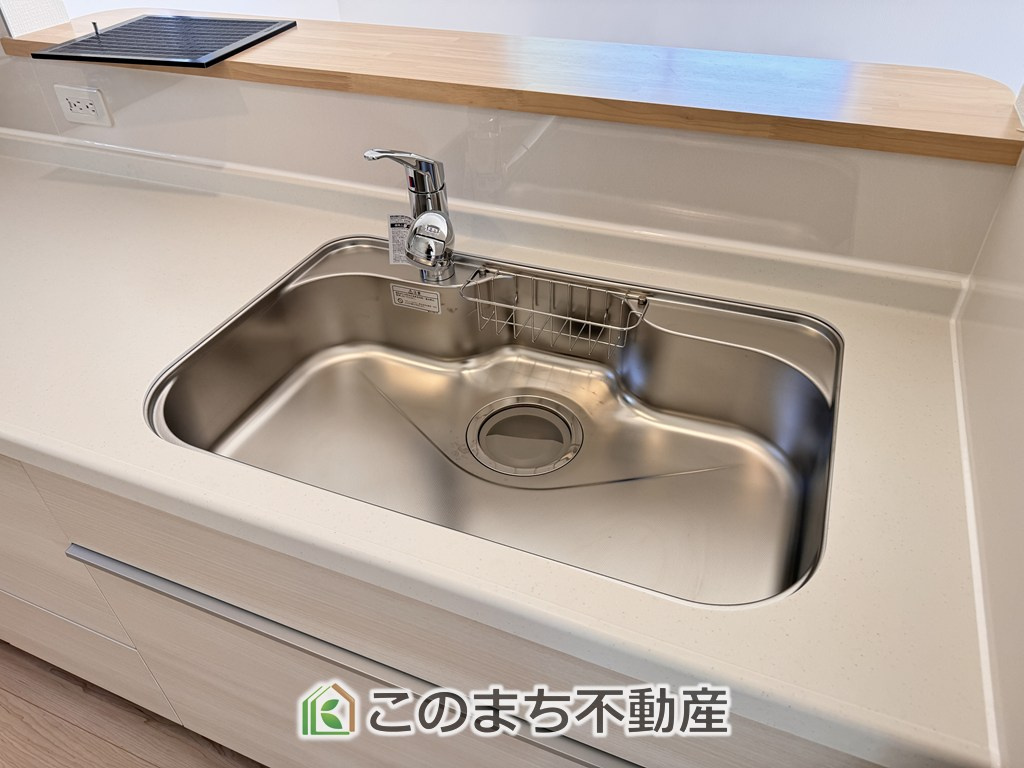 CRADLEGARDEN真岡市台町第10のキッチン|ビルトイン型浄水器を内蔵したキッチン水栓。お米を研いだり、野菜を洗ったりするときなど用途に応じてワンタッチで浄水に切り替えが可能です。カートリッジ式なので、フィルターを簡単に交換する事が出来ます。