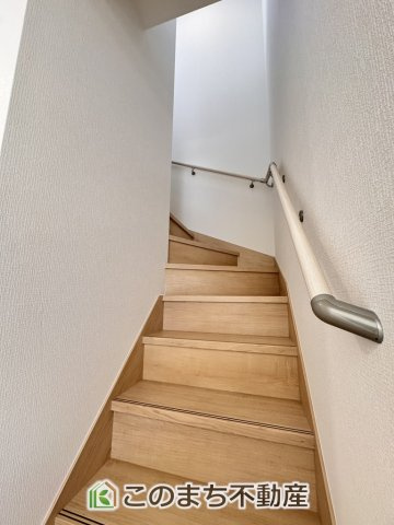 CRADLEGARDEN真岡市台町第10の内装|手すり付きで小さなお子様にも安心の階段スペースです☆