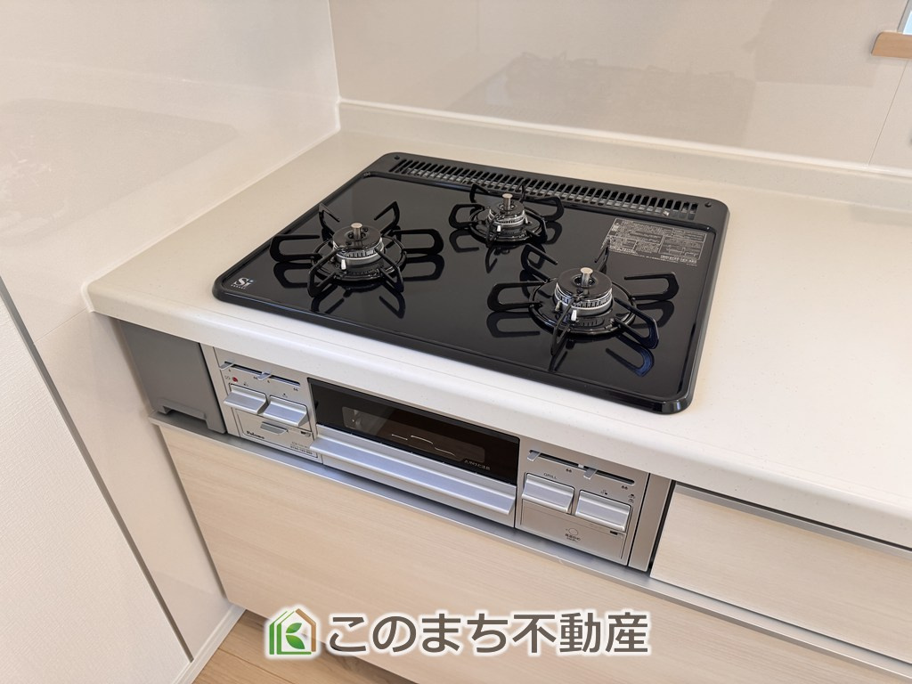 CRADLEGARDEN真岡市台町第10のキッチン|三ツ口コンロ採用で、同時調理もスムーズ◎！お料理を並べられるカウンター付きで、配膳・片付けをサポート！リビングで過ごすご家族とコミュニケーションを楽しみながら作業可能です♪