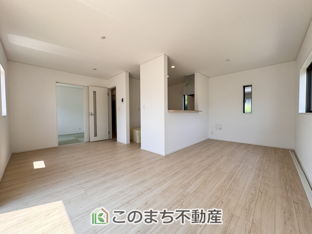 CRADLEGARDEN真岡市台町第10の居間・リビング|開放感のある広々としたリビング☆家族みんなでゆったりくつろげます♪
南側から暖かな日差しが差し込みます♪キッチンからリビングの様子がよく見渡せます☆