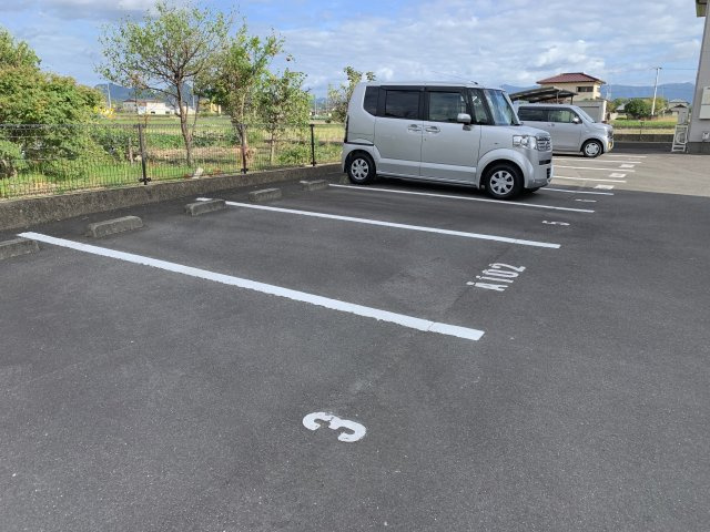 ハートフルスペース氏家 A棟の駐車場
