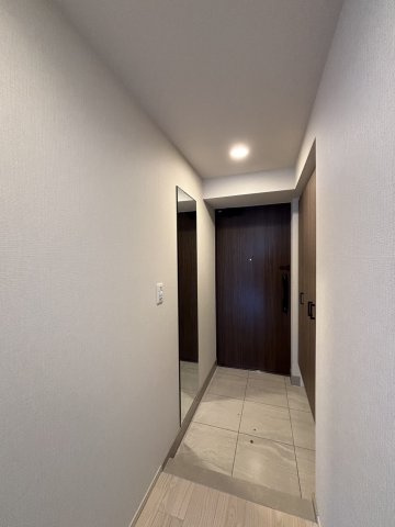 【Re Dream】プレミスト山科椥辻ザ・テラスの玄関|帰宅後すぐにほっとできる落ち着いた玄関空間。シンプルで整った印象が日常を心地よく迎えてくれます。

室内（2025年2月）撮影