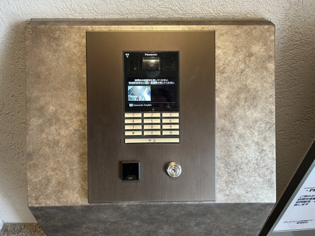 【Re Dream】プレミスト山科椥辻ザ・テラスの防犯設備|モニター付きオートロックを採用。来訪者を映像で確認でき、防犯面にも配慮された安心感のある設備です。

現地（2025年2月）撮影