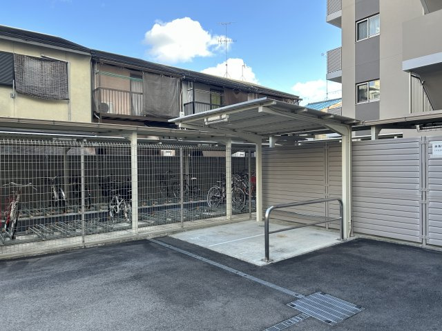 【Re Dream】プレミスト山科椥辻ザ・テラスのその他|屋根付きのバイク置き場を完備。雨風を防ぎやすく、大切な車両を安心して保管できる共用スペースです。

現地（2025年2月）撮影