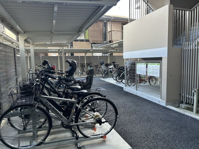 【Re Dream】プレミスト山科椥辻ザ・テラスの駐輪場|屋根付きの駐輪場を完備。ラック付きで整理しやすく、日常的に使いやすい共用スペースです。

現地（2025年2月）撮影