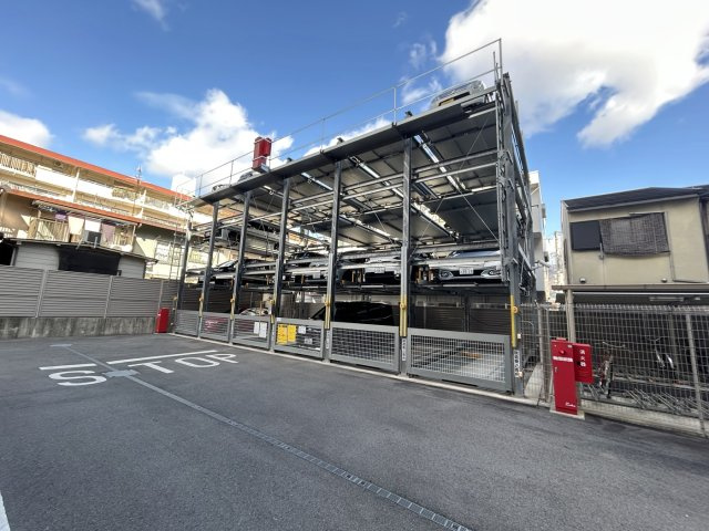 【Re Dream】プレミスト山科椥辻ザ・テラスの駐車場|敷地内に機械式駐車場を完備。車をしっかり保管できる、管理された安心感のある設備です。

現地（2025年2月）撮影