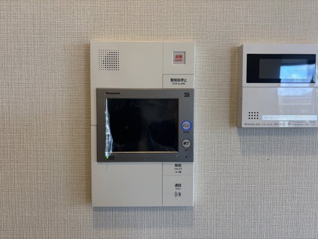 【Re Dream】プレミスト山科椥辻ザ・テラスの防犯設備|【TV付カラーモニターホン】
●モニターで訪問者を確認できるので、知らない人やセールス・勧誘など避けられて安心です！

現地（2025年2月）撮影