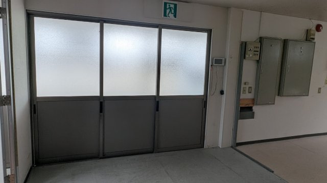 イーストビル1階貸事務所・倉庫の玄関