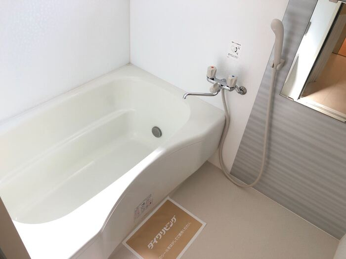 Douce　Fleur77の浴室|浴室乾燥機と窓付きバス。独立洗髪洗面化粧台完備の水回り