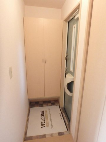 リビングタウン向中野　Ｆの玄関