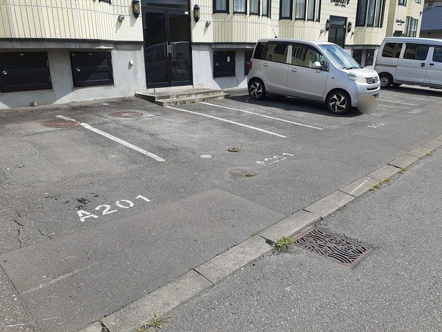 エステート２３７の駐車場|駐車場があるので、車を買う予定の方も安心です