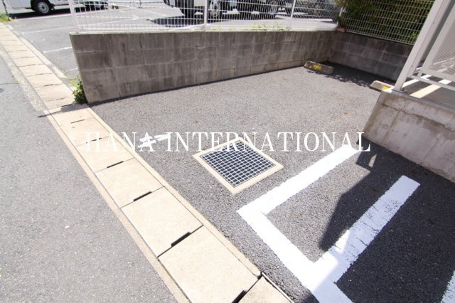 レオパレスヴィース泰光の駐車場