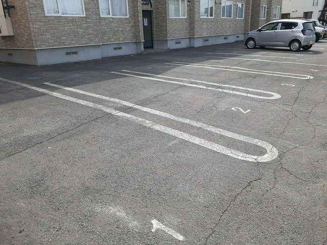 メニ－ハピネス・Ｔの駐車場|カースペースがあります