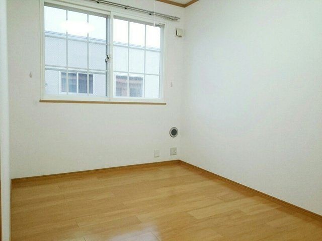 プラシードの内装|明るい色調の室内です