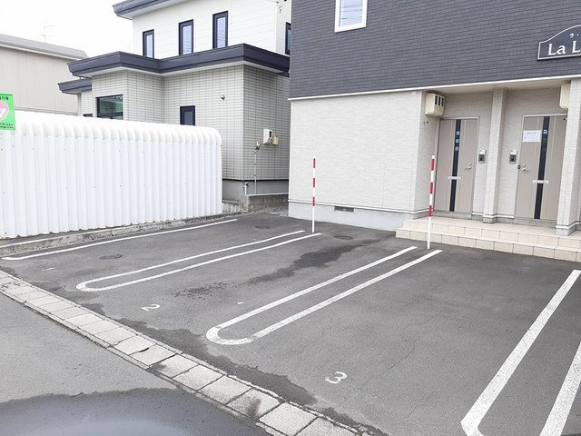 ラ・ルナの駐車場|駐車場に車を止められます