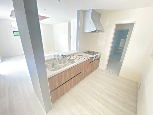 所沢市北秋津・全2棟　新築一戸建　1号棟のキッチン|家事動線のよい対面キッチン