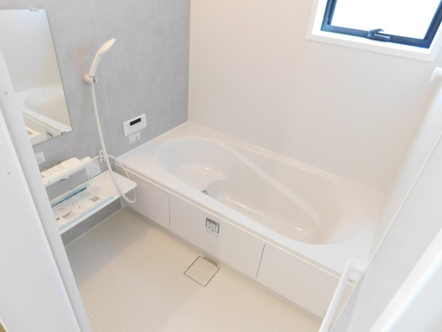 愛西市佐屋町新田の新築一戸建の浴室|◇浴室◇　　広い１坪サイズ（ＬＩＸＩＬ）・浴室暖房乾燥機・断熱浴槽・エコベンチ浴槽・お手入れ楽々カウンター・キレイサーモフロア・オートバス・バリアフリーバス・追い焚き・浴室窓あり