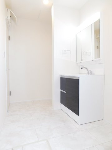 愛西市佐屋町新田の新築一戸建の独立洗面台|◇洗面室◇　　広い洗面室！　三面鏡シャンプードレッサー　くもり止め仕様　収納スペース　床下収納庫　