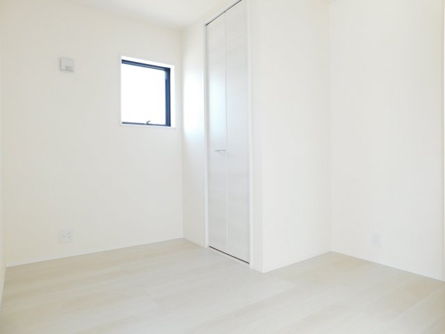 愛西市佐屋町新田の新築一戸建の洋室|◇１階洋室◇　　明るい洋室３．７帖　全居室収納完備♪　リビングの続居き間としても利用できます♪