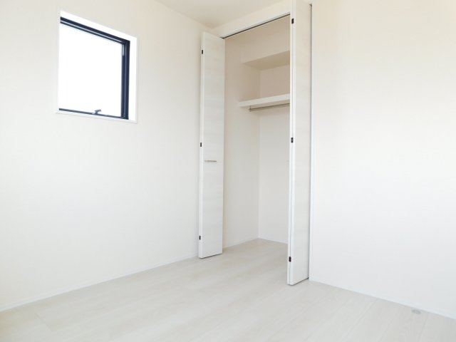愛西市佐屋町新田の新築一戸建の洋室|◇２階洋室◇　　明るい洋室４．５帖　全居室収納完備♪