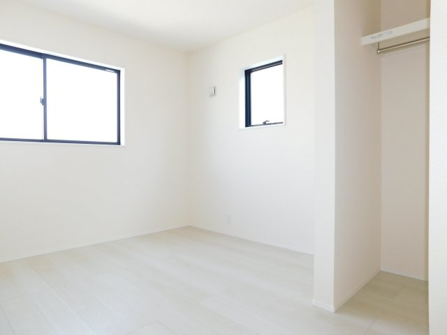 愛西市佐屋町新田の新築一戸建の洋室|◇２階洋室◇　　明るい洋室５．１帖　ウォークインクローゼット完備♪