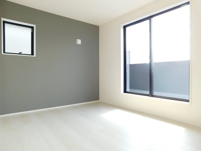 愛西市佐屋町新田の新築一戸建の洋室|◇２階洋室◇　　南面で明るい洋室６．７帖　ウォークインクローゼット完備♪　バルコニー利用可！