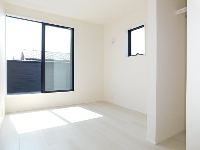 愛西市佐屋町新田の新築一戸建の洋室|◇２階洋室◇　　南面で明るい洋室５．１帖　ウォークインクローゼット完備♪　バルコニー利用可！