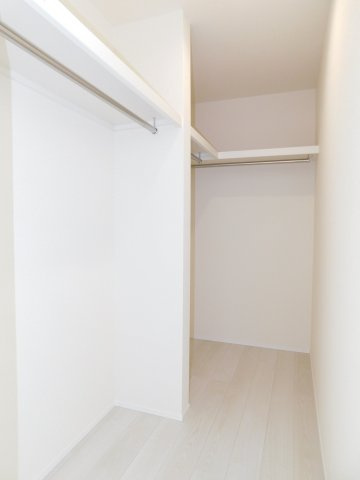 愛西市佐屋町新田の新築一戸建の収納|◇大型ウォークインクローゼット◇　　家族の洋服や季節の荷物など大容量収納できます♪