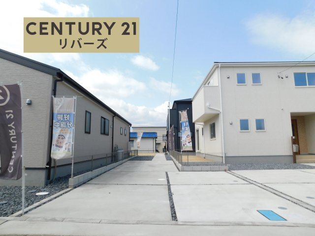 愛西市佐屋町新田の新築一戸建の前面道路含む現地写真|☆２号棟☆ 　５ＬＤＫ！　いつでもご案内出来ます♪（お問合せ当日、平、水曜、夜間でもＯＫ）　名鉄尾西線「佐屋」駅徒歩７分！　敷地７７．１１坪！　駐車４台可！　南面に広い庭付き♪　ＷＩＣ３ヵ所完備！