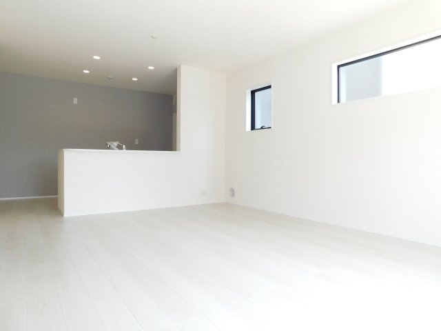 愛西市佐屋町新田の新築一戸建の居間・リビング|◇リビング◇　　南面で明るいリビング１７．７帖　リビングや庭の様子が見渡せる対面キッチン♪