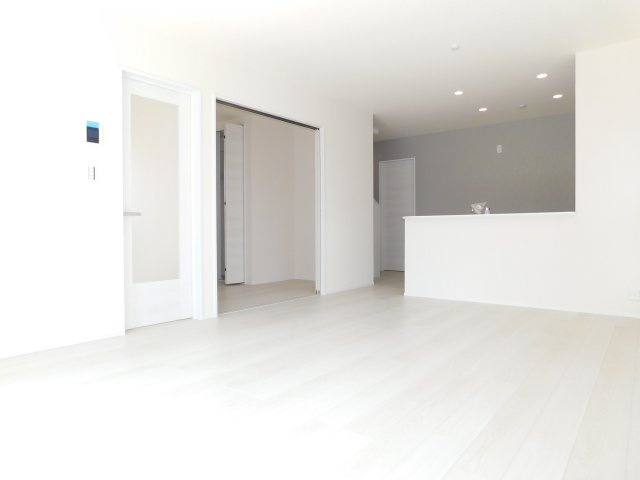 愛西市佐屋町新田の新築一戸建の居間・リビング|◇リビング◇　　南面で明るいリビング１７．７帖　洋室と続き間で２１．４帖の広々空間になります♪