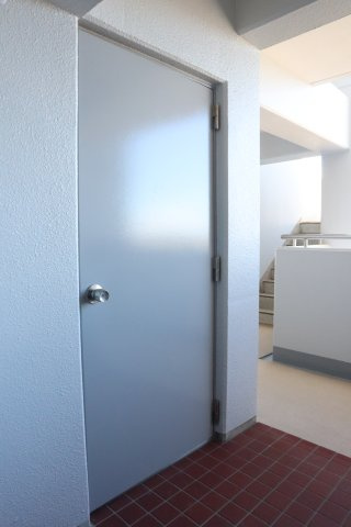 リッチ・ドゥ・阿南の収納|玄関横に収納スペースがあります。